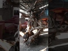 성인 고릴라는 테마 공원을 위한 현실적 고릴라 정장에게 의상을 입힙니다